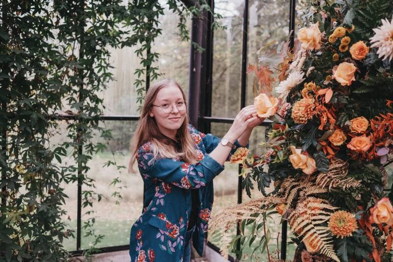 Weddingstylist maakt bloemstukken voor een stijlvolle bruiloft