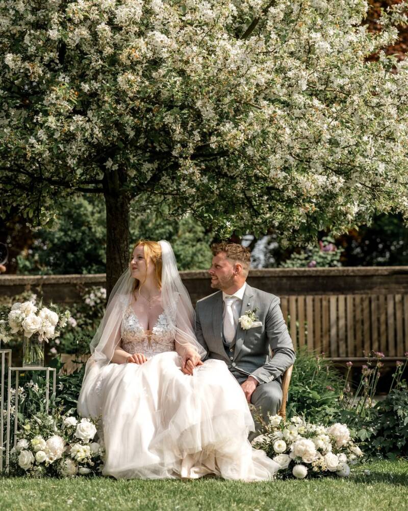 Bruidspaar tijdens de trouwceremonie met bloemen