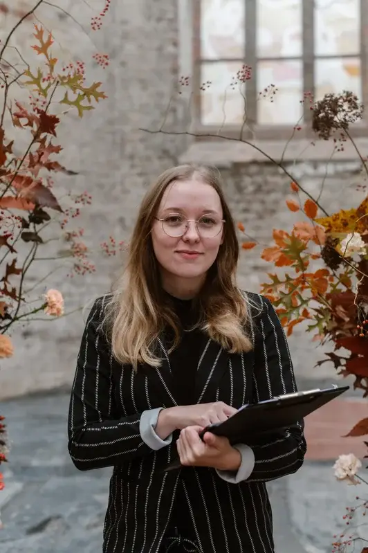 Weddingplanner controleert het draaiboek voor de trouwdag.
