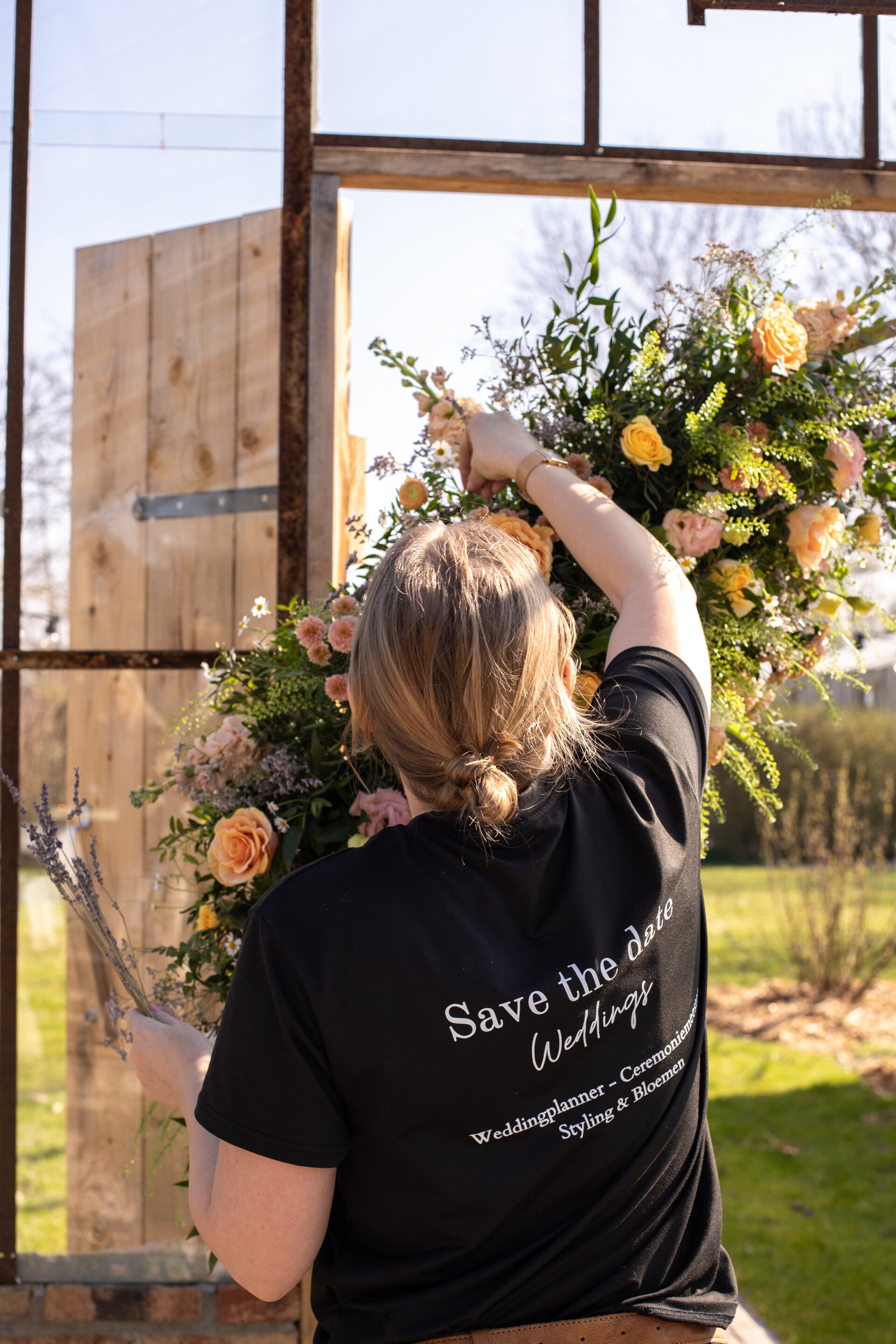 Professionele trouwstylist tijdens de opbouw van een bruiloft