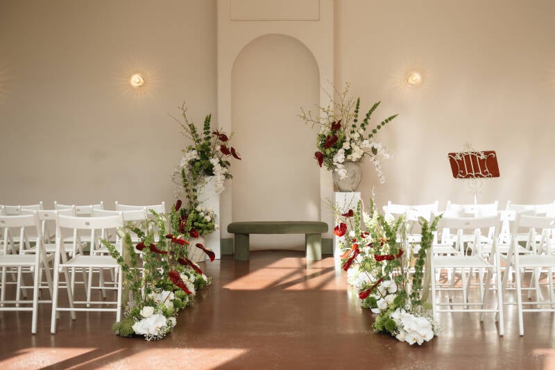 Compleet gestylde trouwlocatie met bloemen, decoratie en sfeerverlichting.
