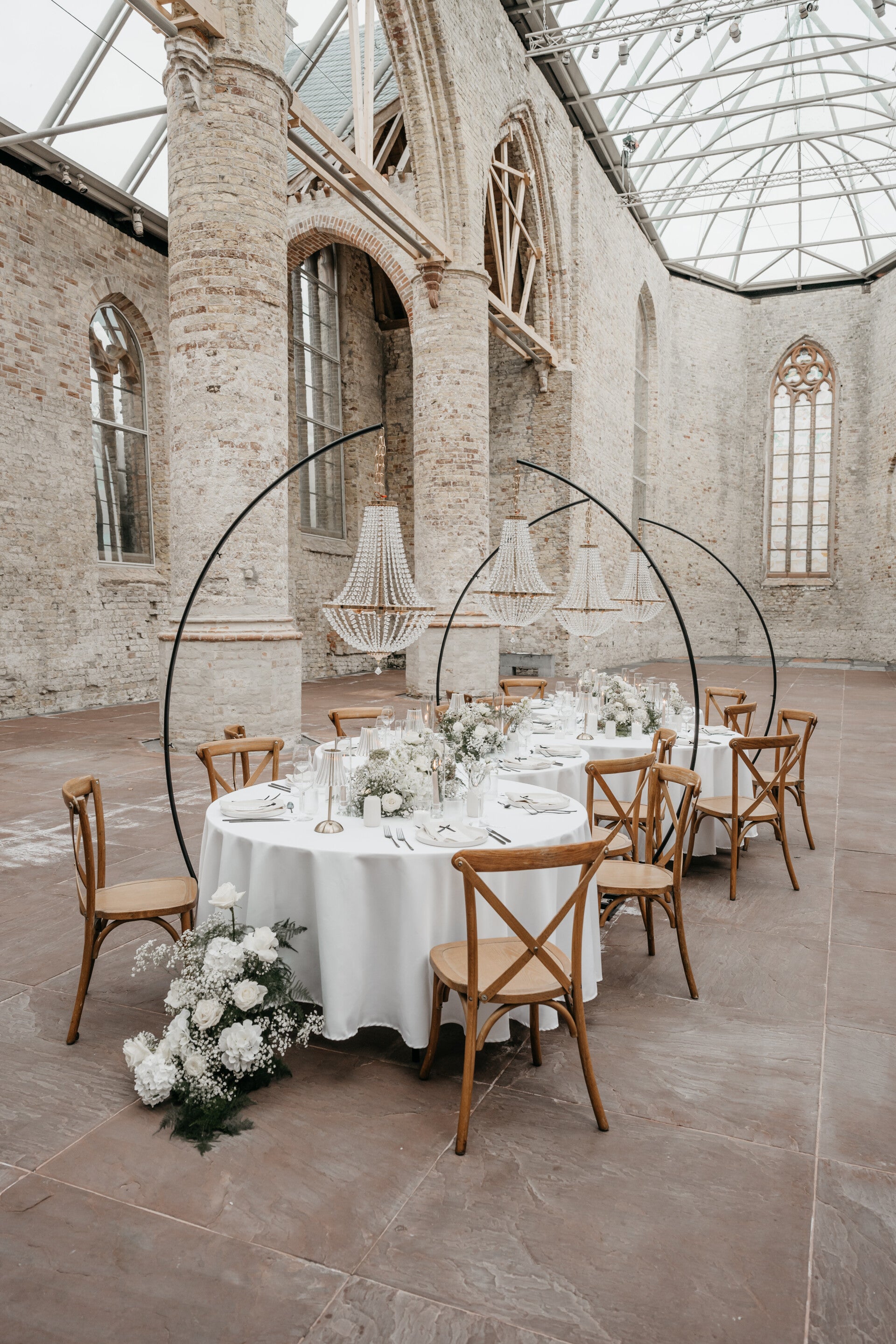 Luxe dinertafel met kroonluchters, bloemstukken, kaarsen en verfijnde tafelaankleding
