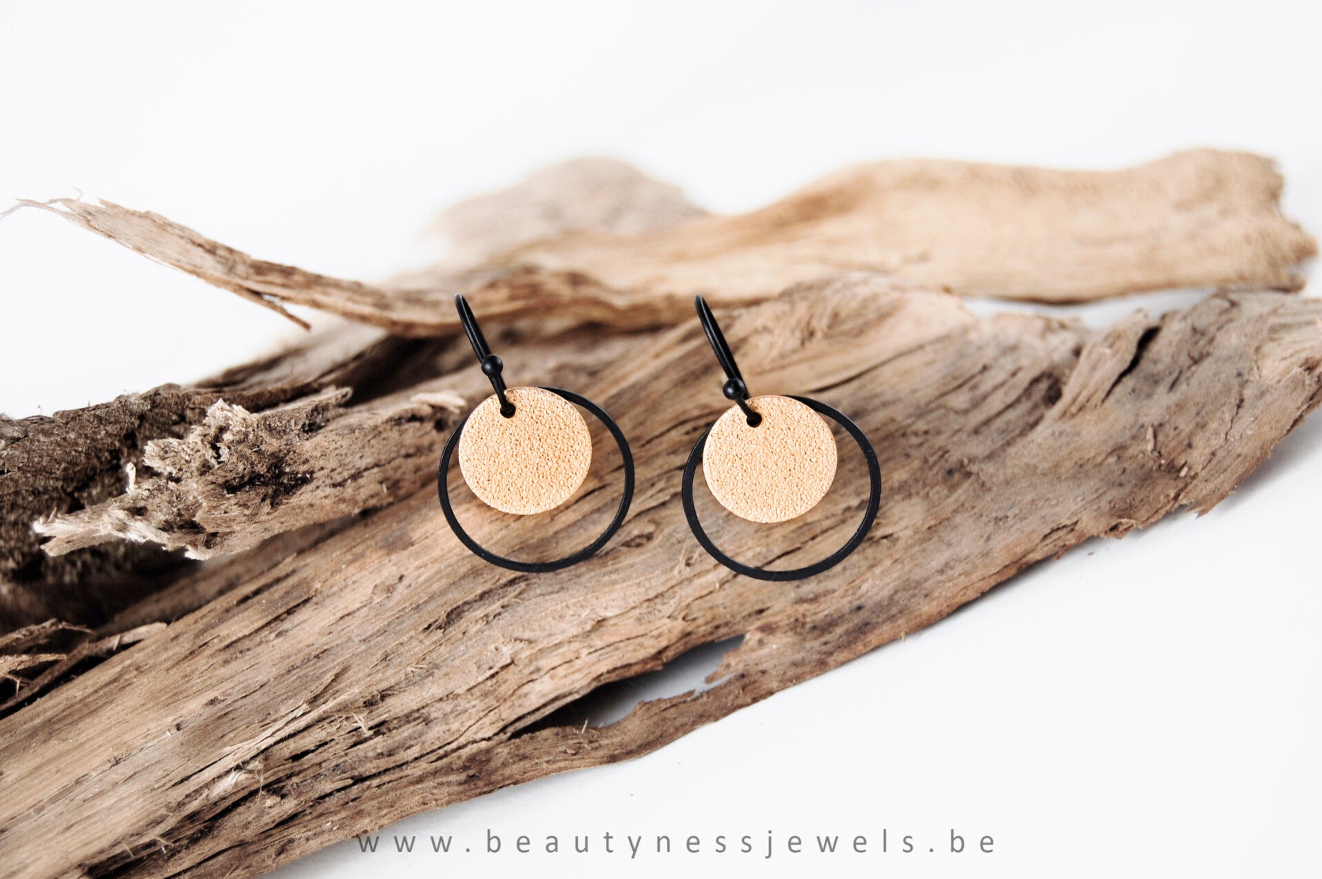 BLACK & GOLD world gold