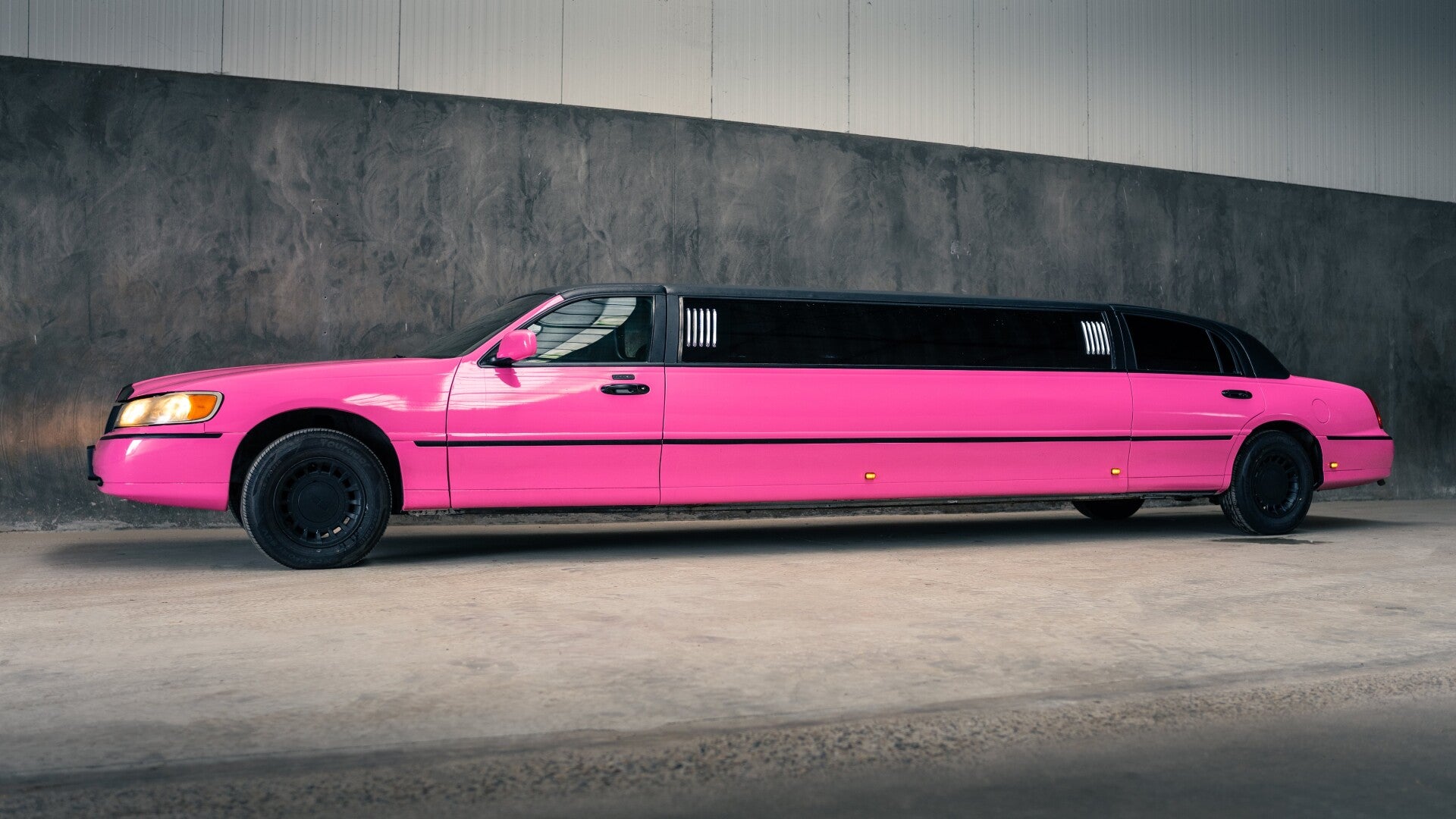 mooiste roze limousine van Nederland