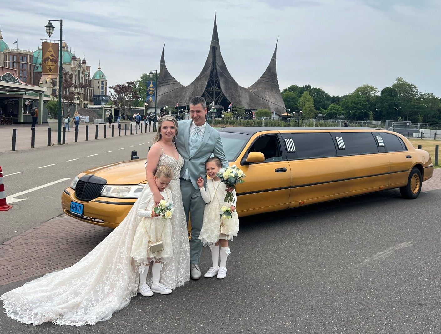 sprookjesachtige gouden limousine voor de Efteling