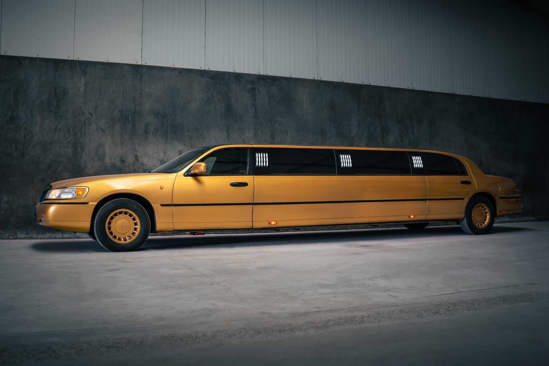 unieke gouden limousine