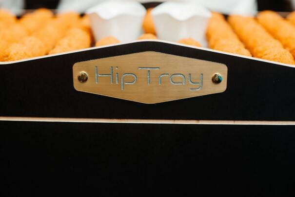 HipTray-HipTrayBruinmetBitterballenVooraanzichtLogoCloseUpWeb-1.jpg