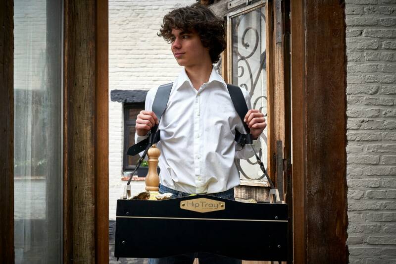 ZwarteHiptrayVooraanzichtjongenmetwithemdindeur1-HipTrayWeb-5.jpg