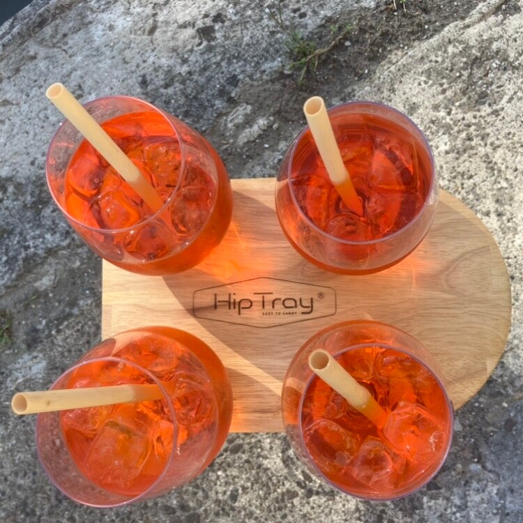 Su logo en  la bandeja de aperitivos