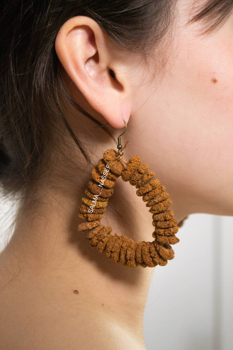  Textured large dangling earrings in the shape of a circle  