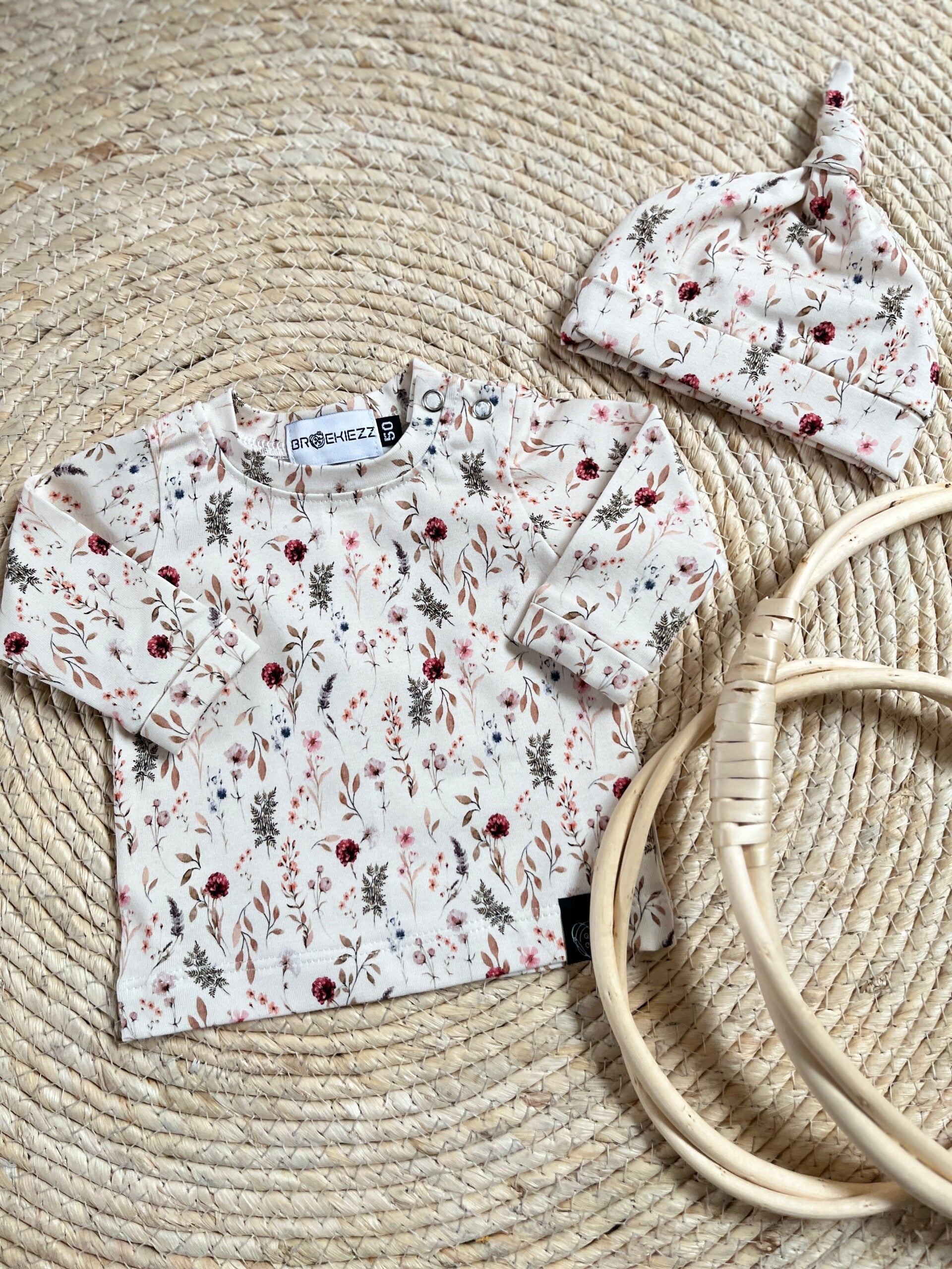 Newbornmutsje - veldbloem pink