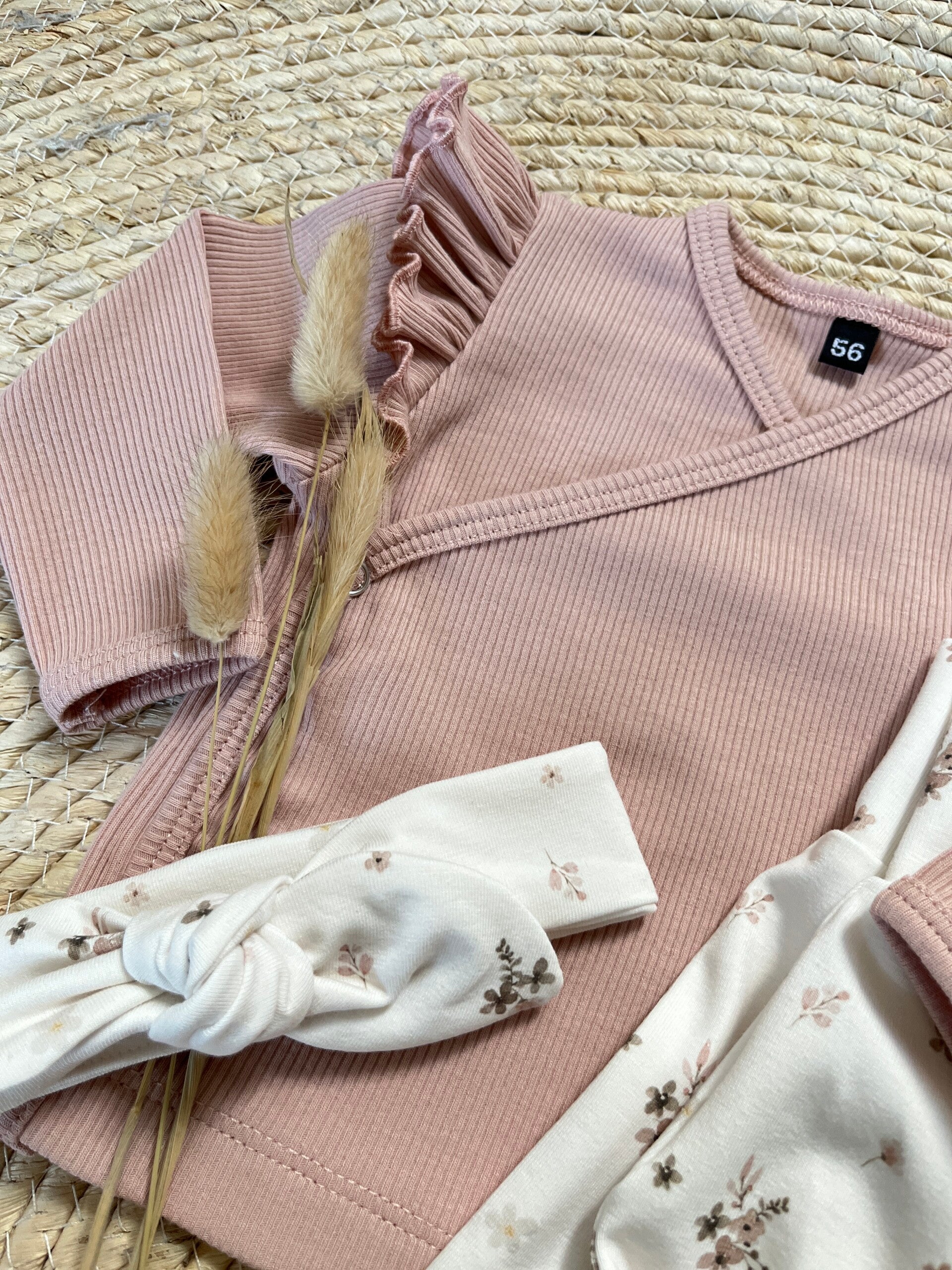 Overslagshirt - Nude roze rib met ruffle mouw