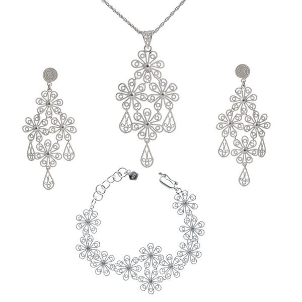 Set marinera filigrana con aretes, dije, cadena, pulsera y anillo regulable.