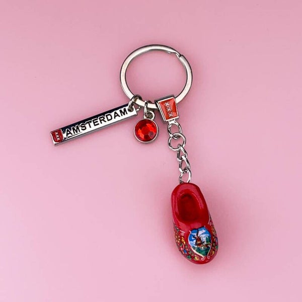 6250 - Sleutelhanger houten klomp met bedels Amsterdam - rood