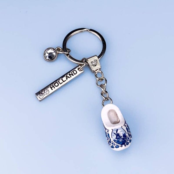 6251 - Sleutelhanger houten klomp met bedels Holland - delftsblauw