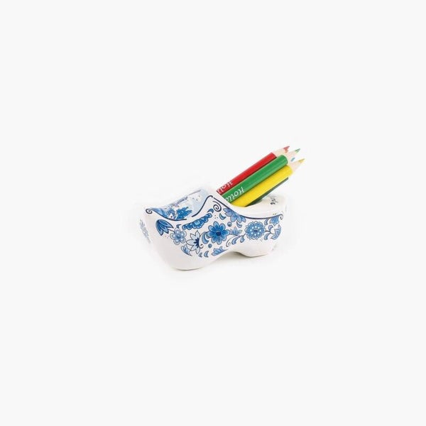 6352 - Houten klomp met kleurpotloden en slijper Holland - delftsblauw