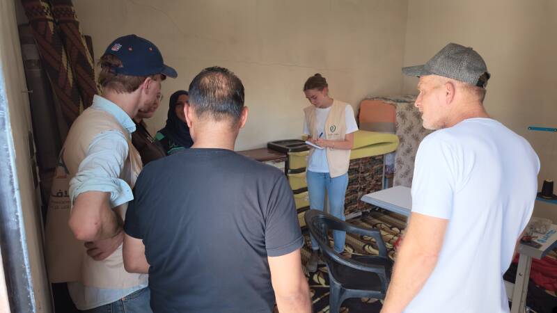 Teamleden van Rawa op bezoek bij naaiatelier (2026) - Foto: Elaf R&amp;D