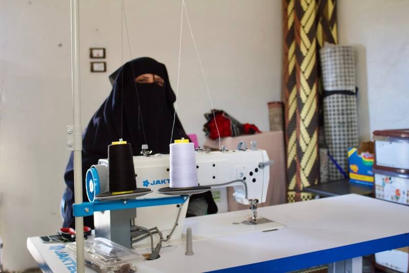 Da'ad, een van de ondernemers, in haar naaiatelier (2026) - Foto: Liza Risseeuw 
