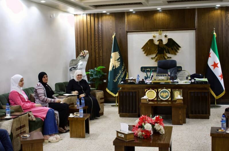 Faiza, oprichtster van LifeMakers (midden) en Ahlam, directrice van het kantoor (rechts) tijdens het bezoek (2026) - Foto: Liza Risseeuw