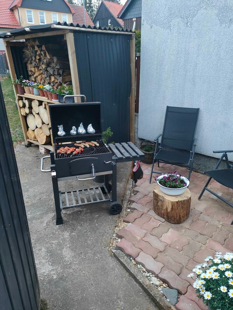 Lekker aan het barbequeen in de tuin