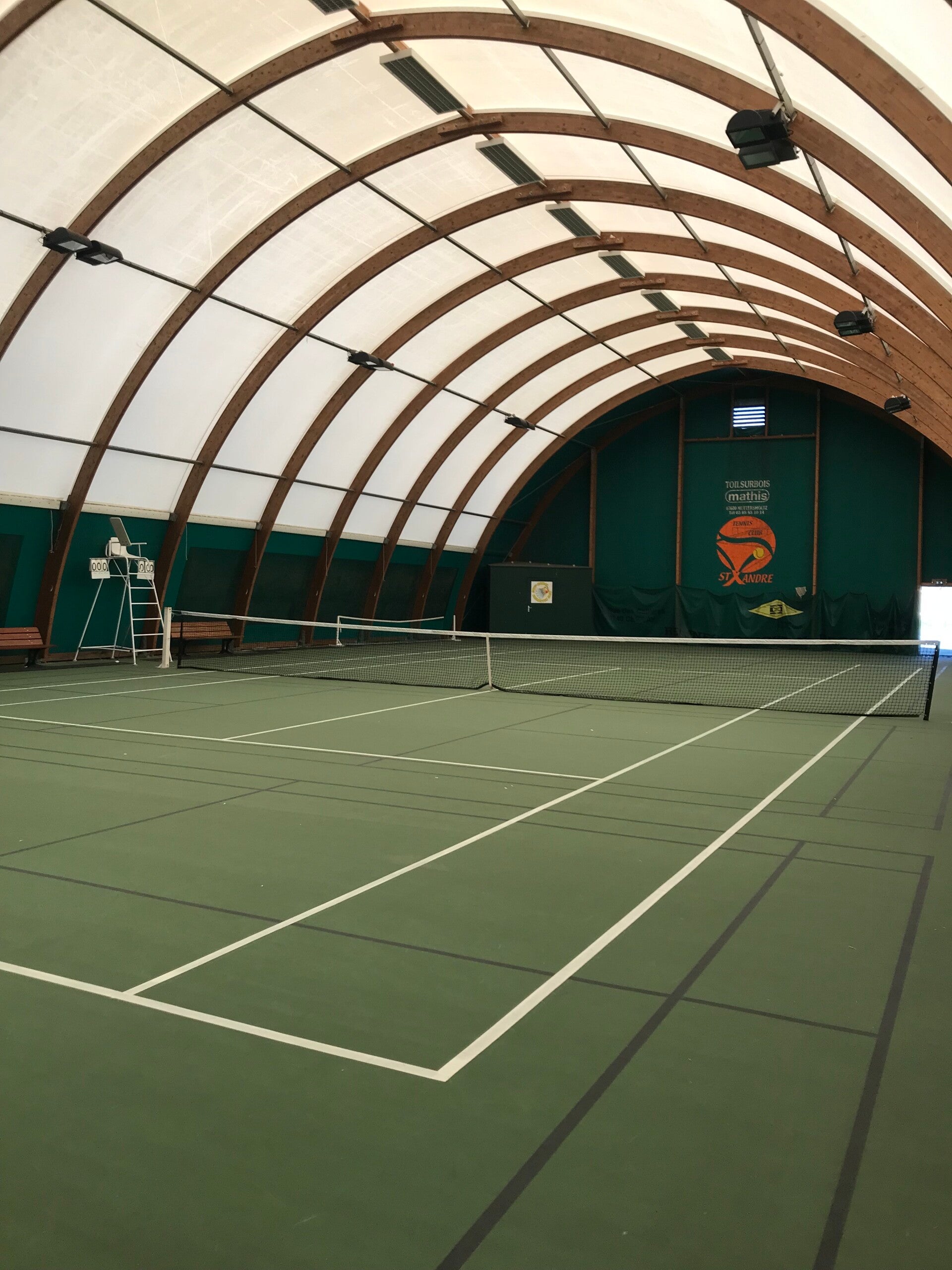 Court intérieur couvert du tennis club de Saint Xandre