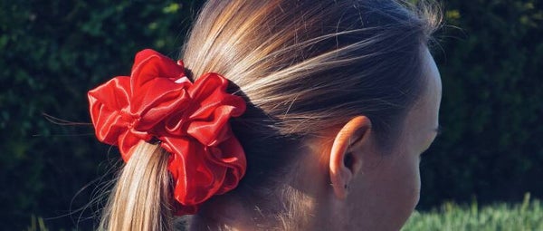 Roter Satin Scrunchie – Dein glamouröses Statement für jeden Anlass!