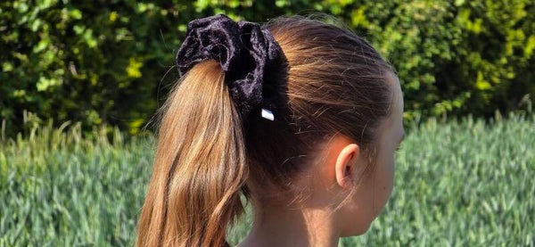 Schwarzer Samt Scrunchie – Zeitlose Eleganz für dein Haar!