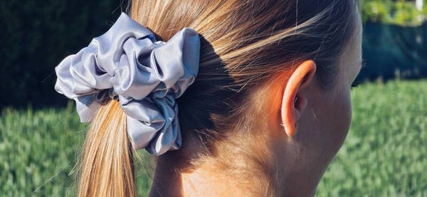 Satin-Scrunchie Silbergrau
