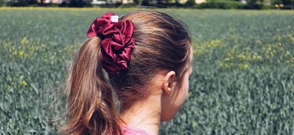 Satin-Scrunchie in tiefem Bordeauxrot