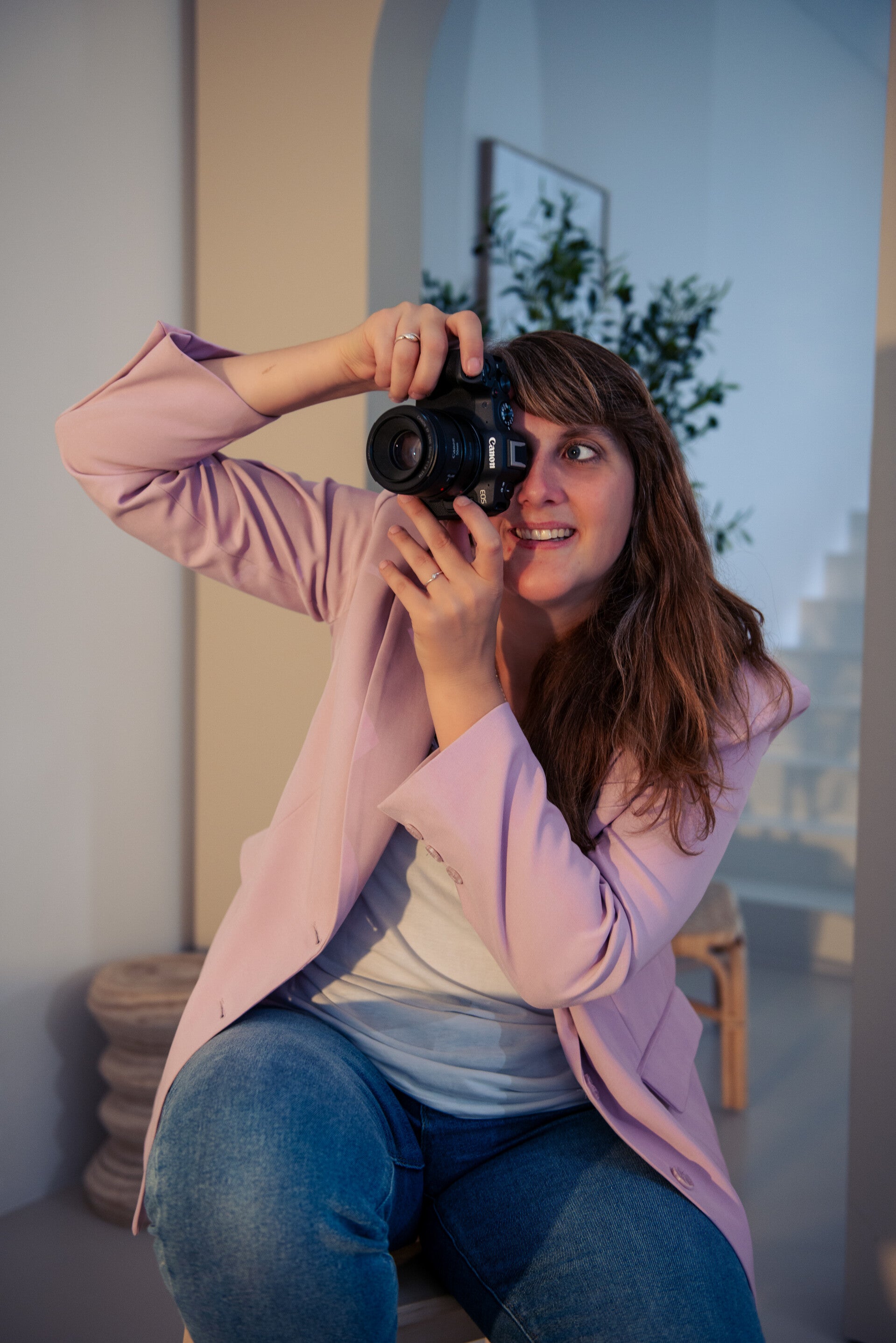 Fotograaf die een foto maakt vanaf een kruk