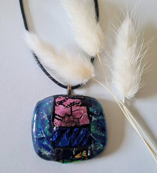 Gros pendentif en verre dichroique