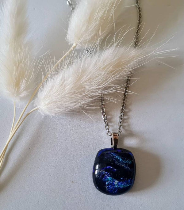 Petit pendentif en verre dichroique
