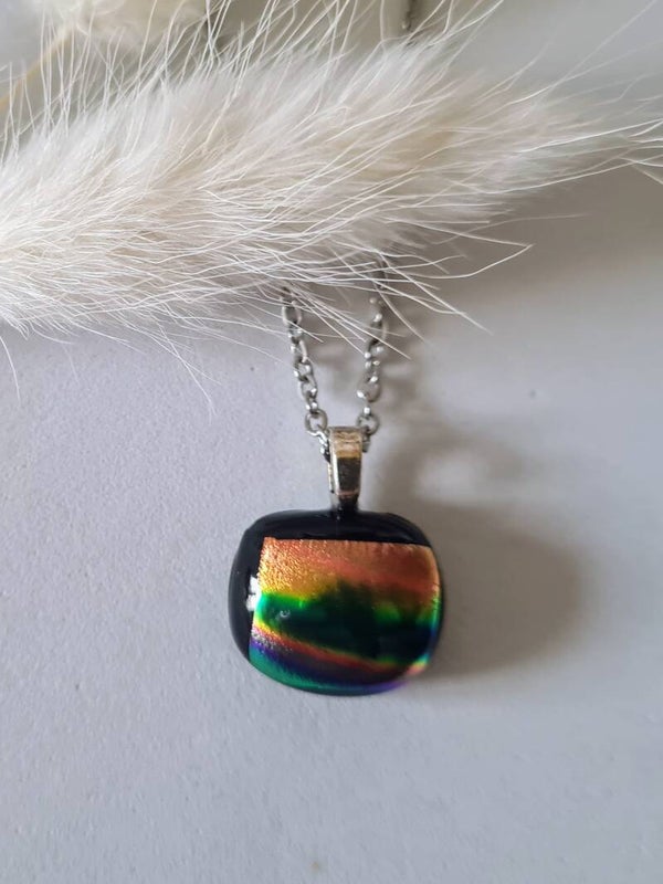 Petit pendentif en verre dichroique