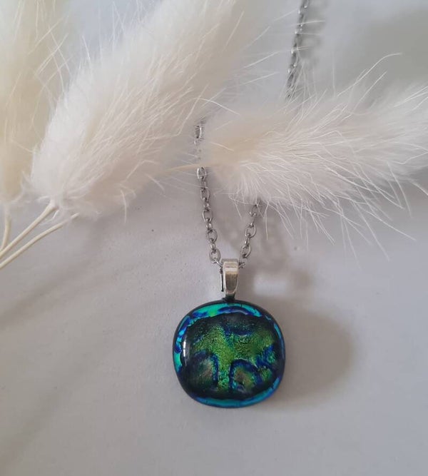 Petit pendentif en verre dichroique