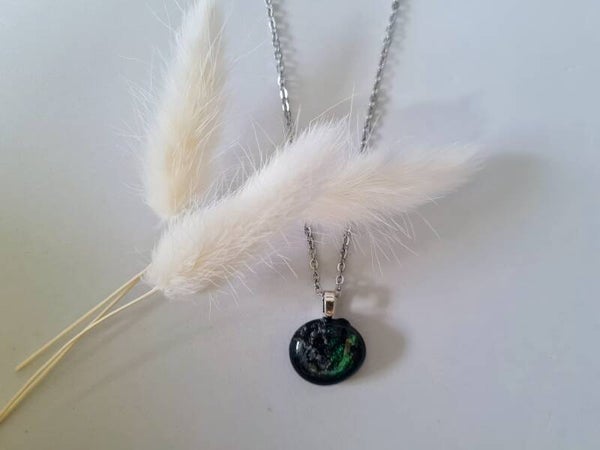 Petit pendentif en verre dichroique