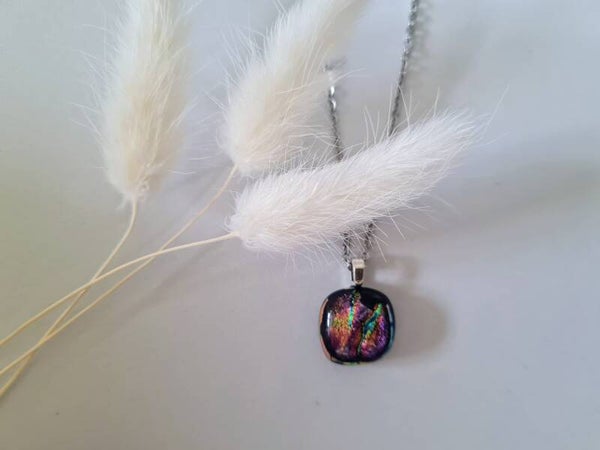 Petit pendentif en verre dichroique