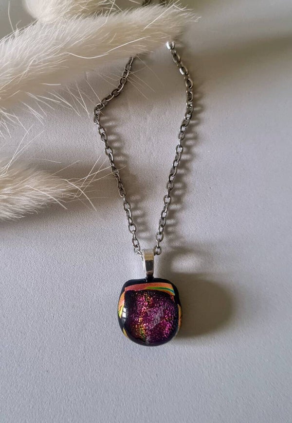 Petit pendentif en verre dichroique