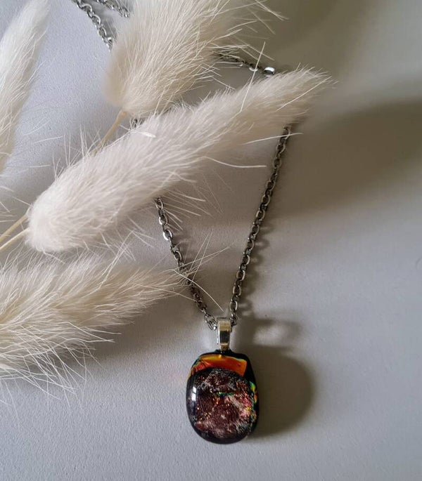 Petit pendentif en verre dichroique
