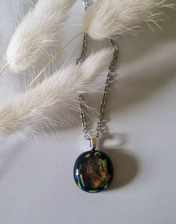 Petit pendentif en verre dichroique