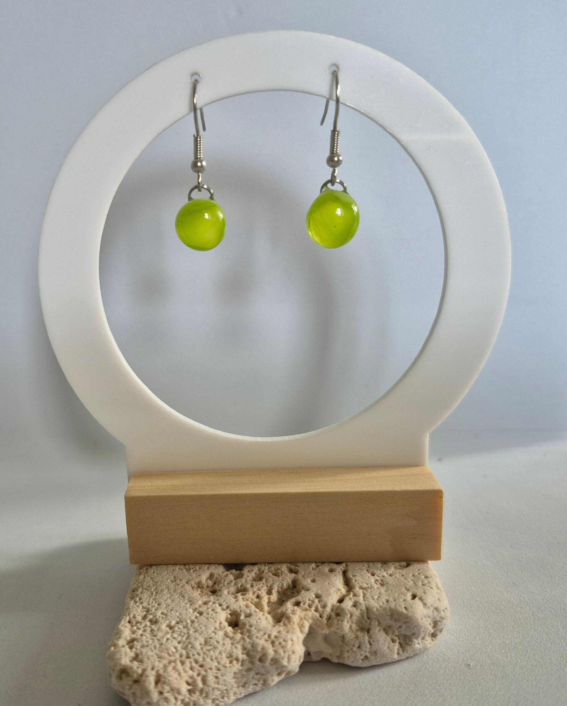 Boucle d'oreille pendante en verre fusing