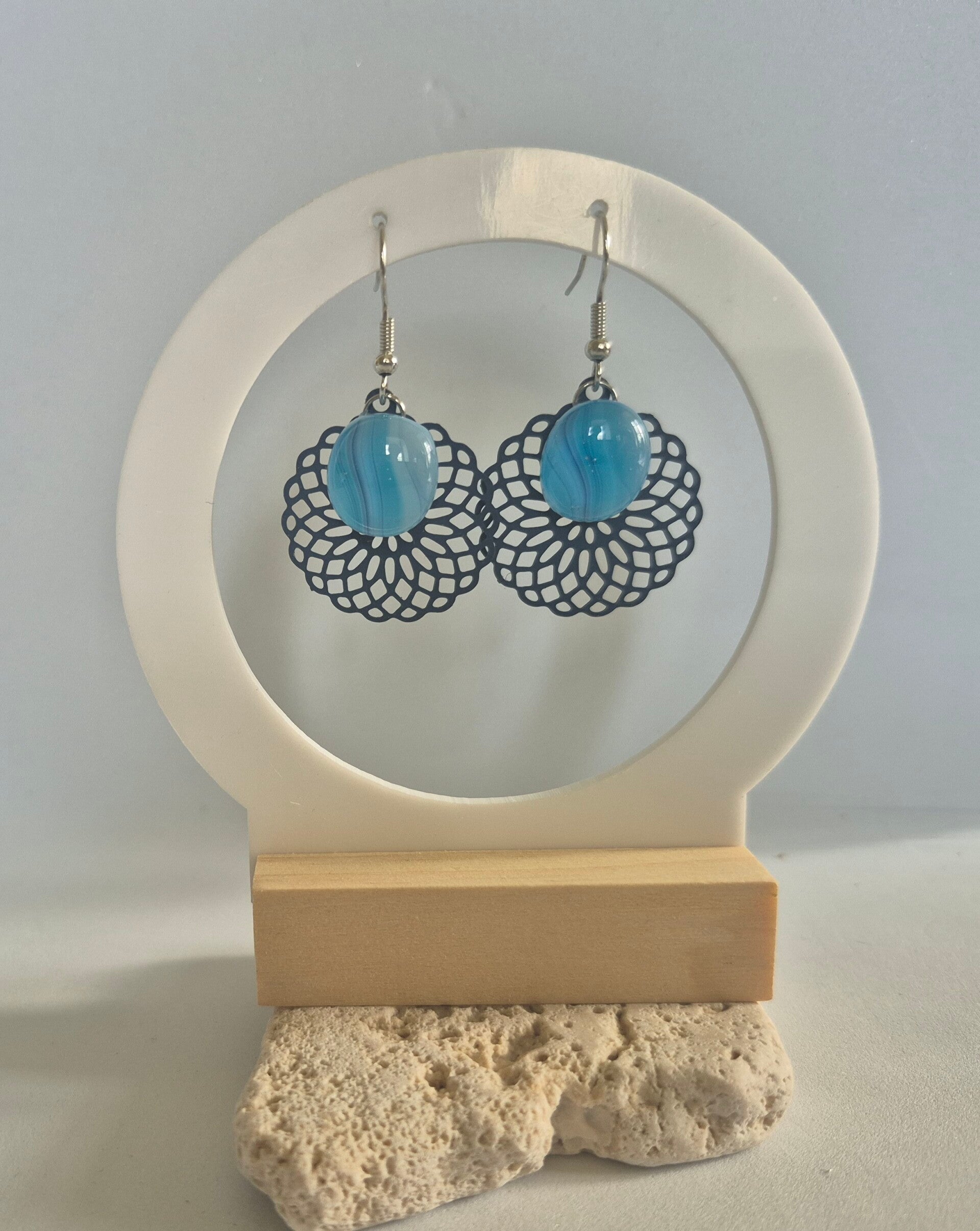 Boucle d'oreille pendante en verre fusing