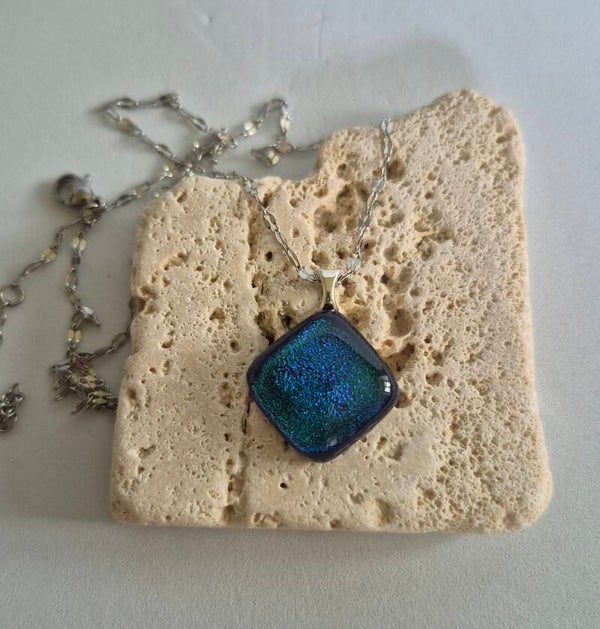 Pendentif en verre dichroique