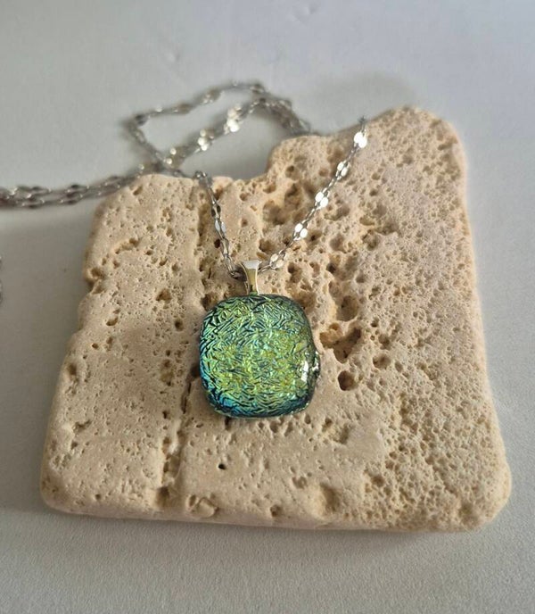 Pendentif en verre dichroique