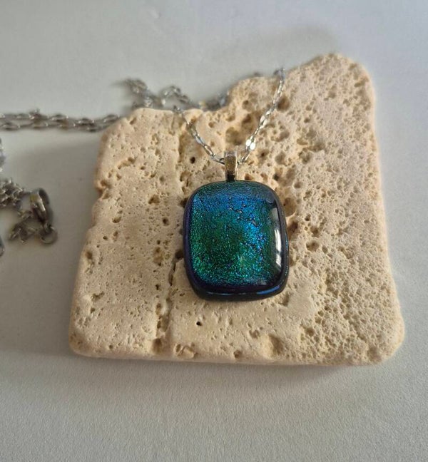 Pendentif en verre dichroique