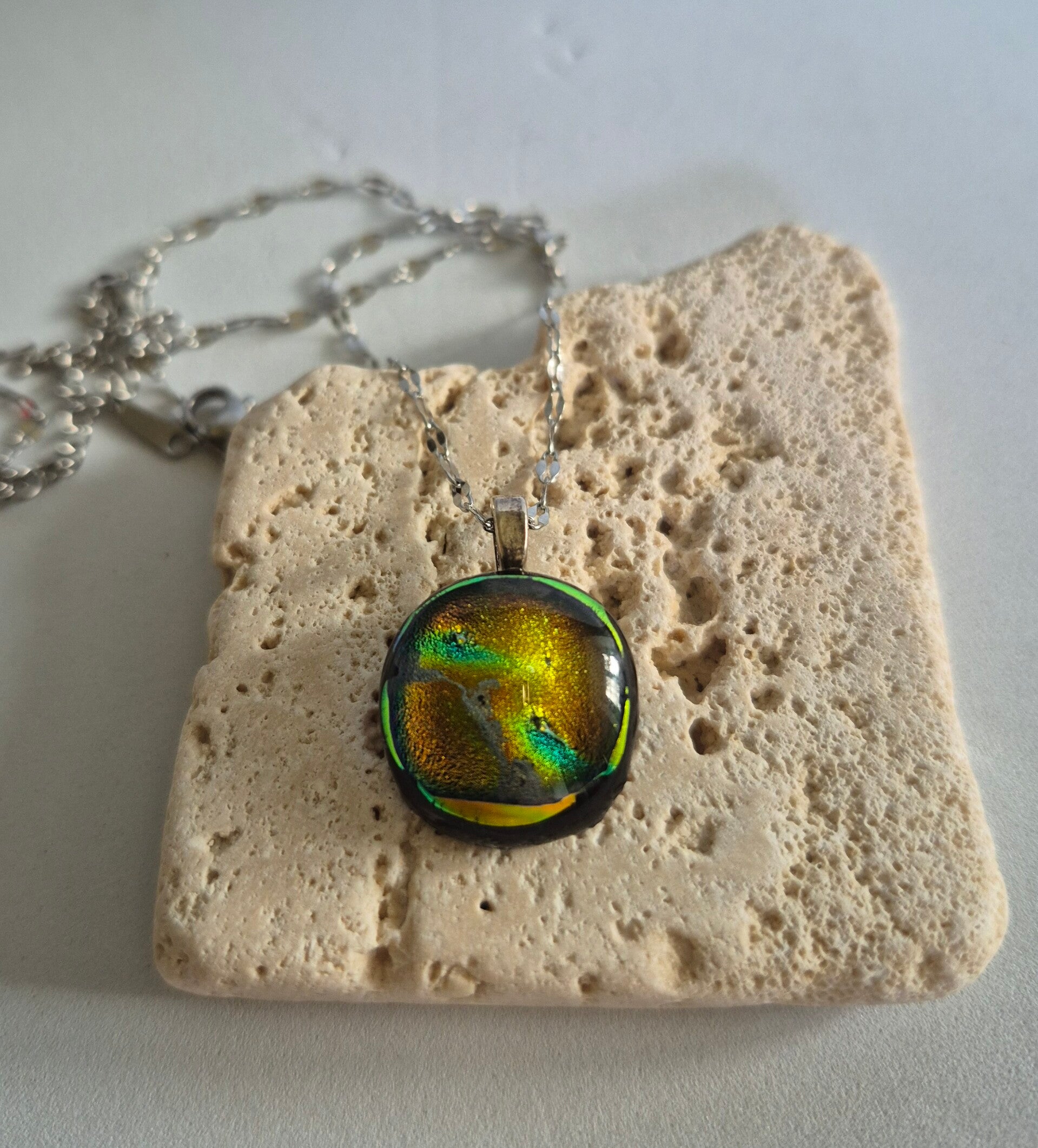 Pendentif en verre dichroique