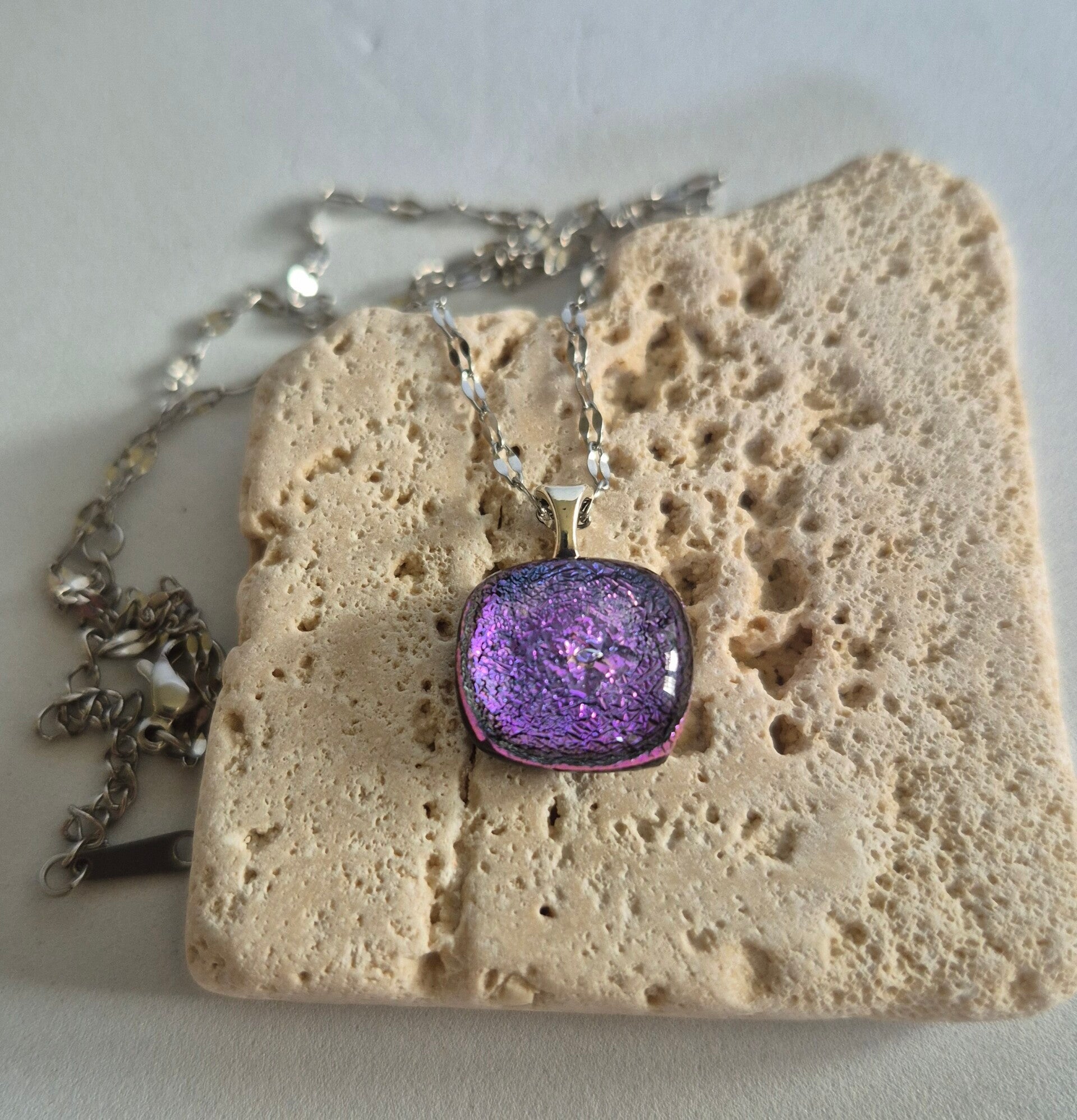 Pendentif en verre dichroique