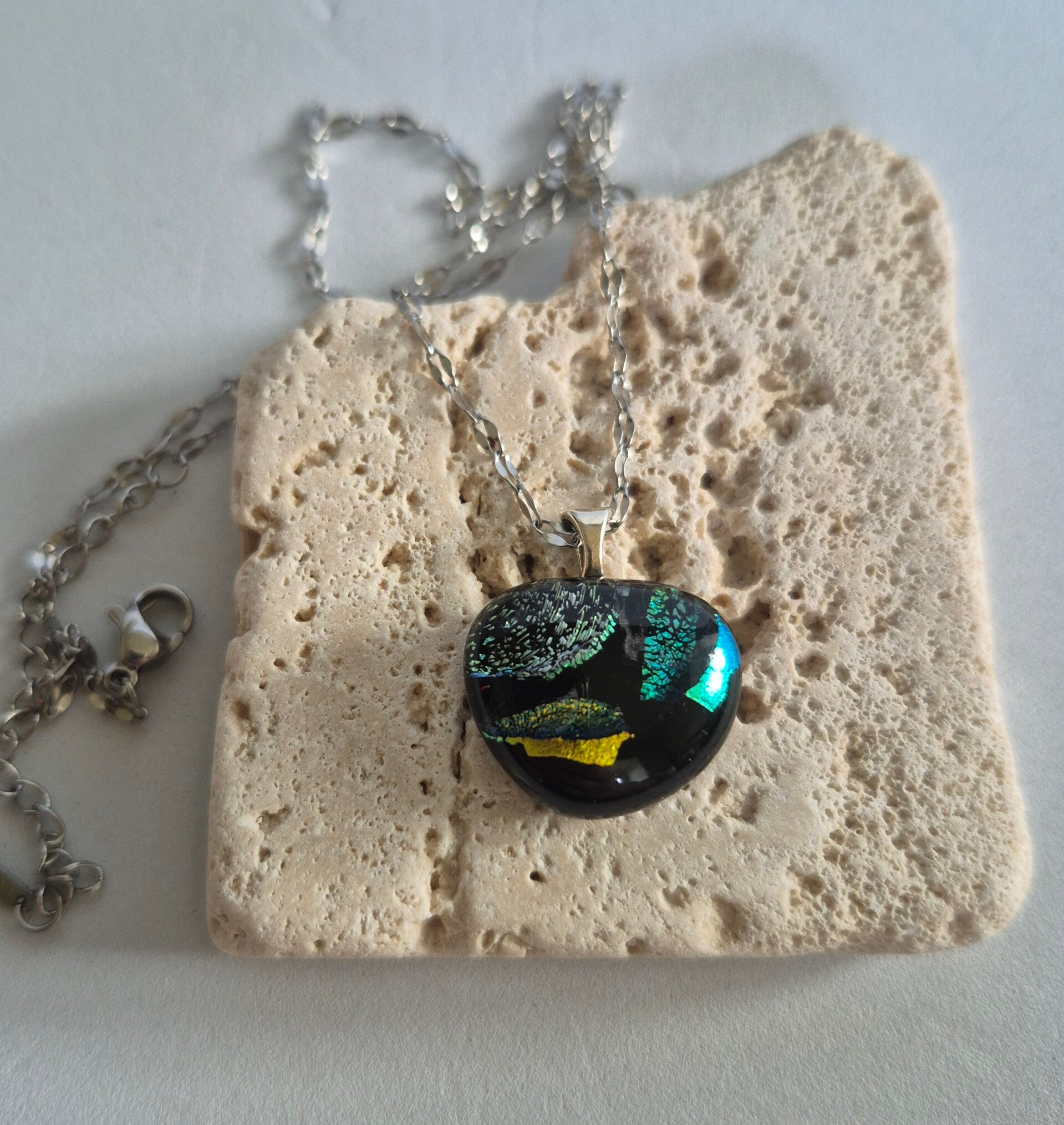 Pendentif en verre dichroique