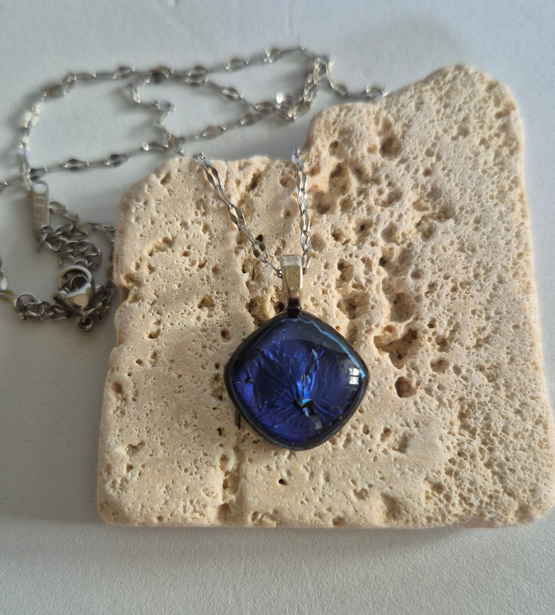 Pendentif en verre dichroique