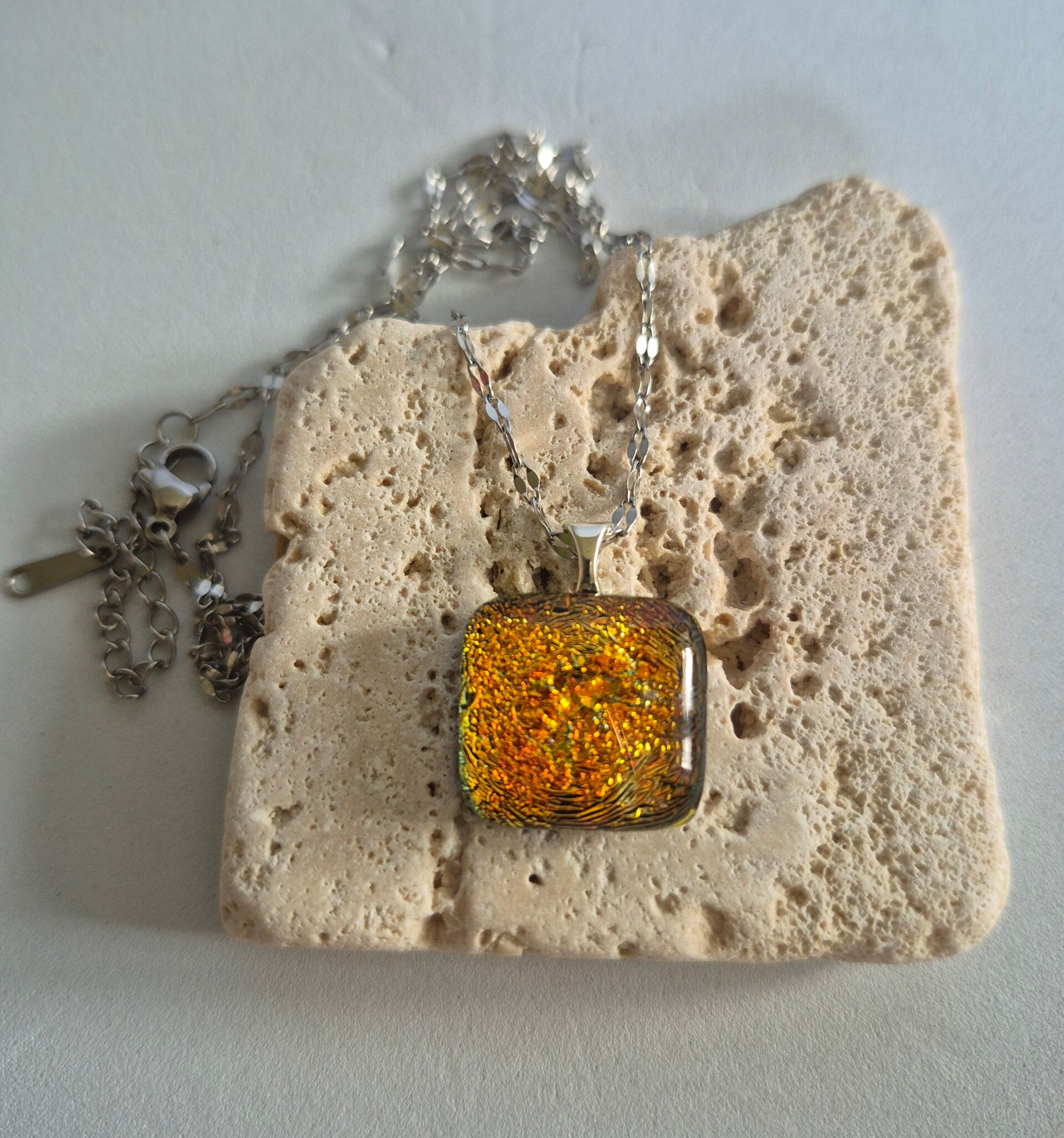 Pendentif en verre dichroique