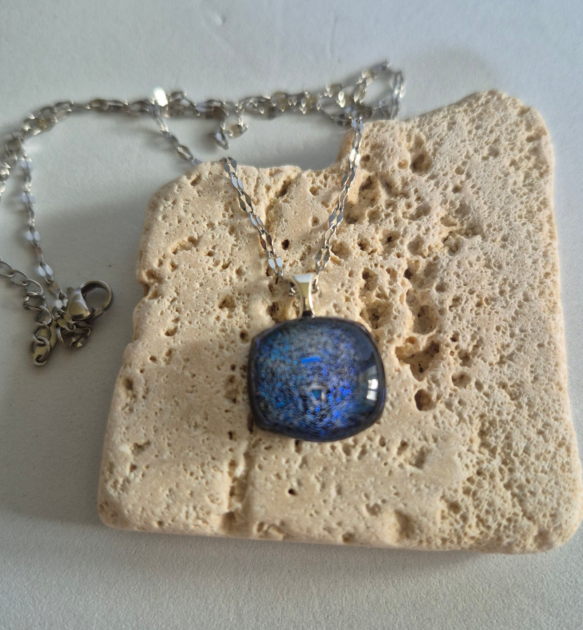 Pendentif en verre dichroique couleur bleu irisé avec une chaîne en acier inoxydable 45cm.